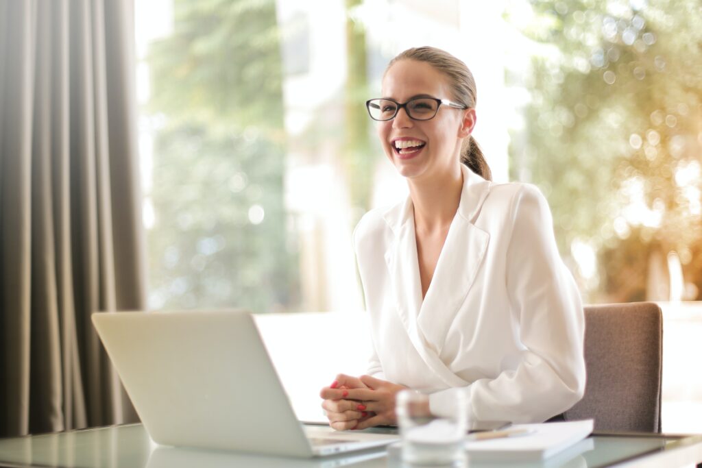 Hilfe bei Investitionen: Frau mit Laptop