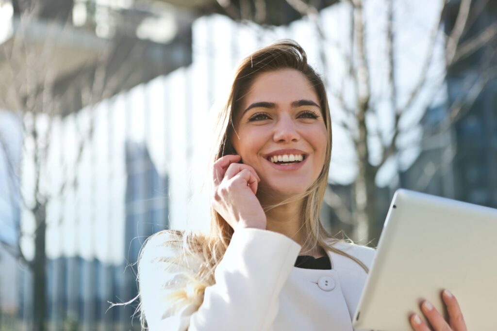 Karriere bei PLENUS Immobilien: Frau mit Mobiltelefon