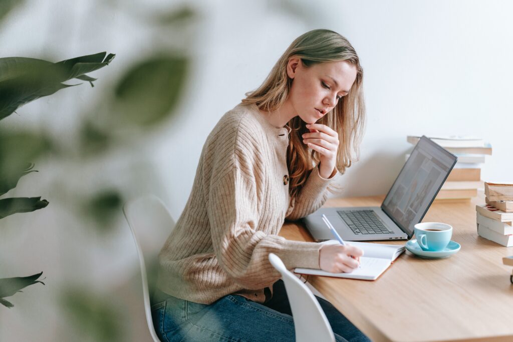 Service und Integrität bei Investitionen: Frau mit Laptop