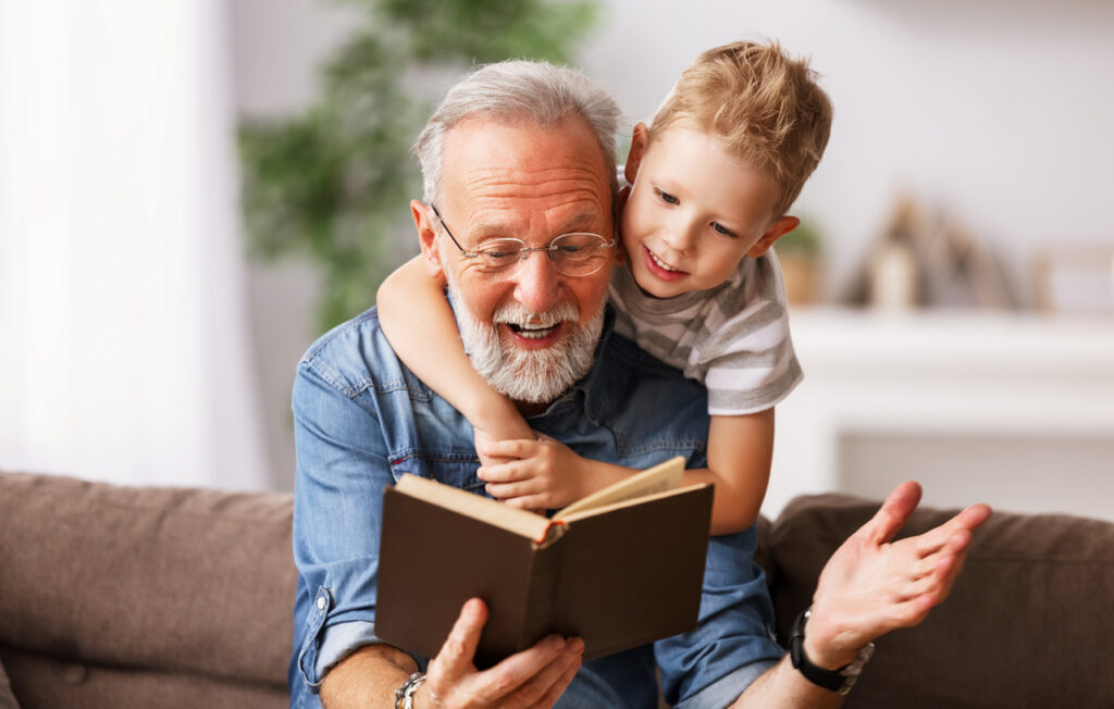 Anlegerwohnung für Privatpersonen: Foto mit Großvater mit Enkelkind